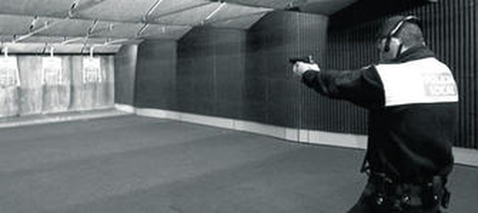 Un agente, en una demostración de tiro en la galería de la Jefatura 			de la Policía Local isleña, en una imagen de archivo.