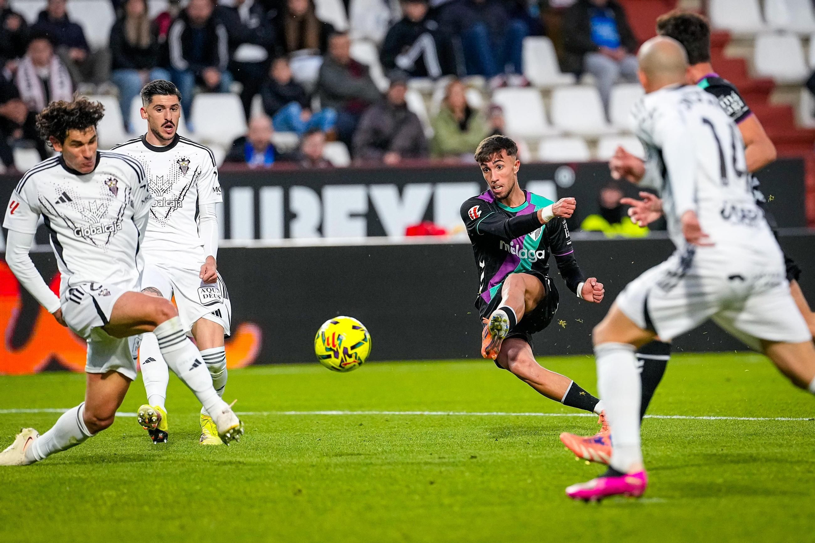 Larrubia remata a gol.