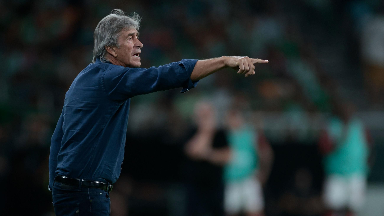 Pellegrini da instrucciones a sus jugadores durante el partido ante el Nottingham Forest.