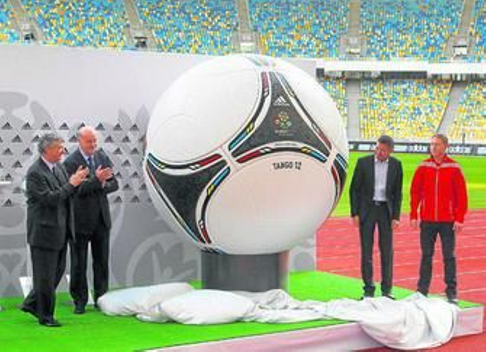 Ángel María Villar y Vicente del Bosque, durante la presentación en Kiev del Tango 12, el balón del torneo. Ángel María Villar y Vicente del Bosque, durante la presentación en Kiev del Tango 12, el balón del torneo.