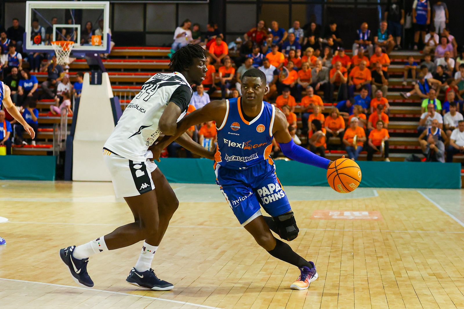 Yannick Nzosa bota el balón.