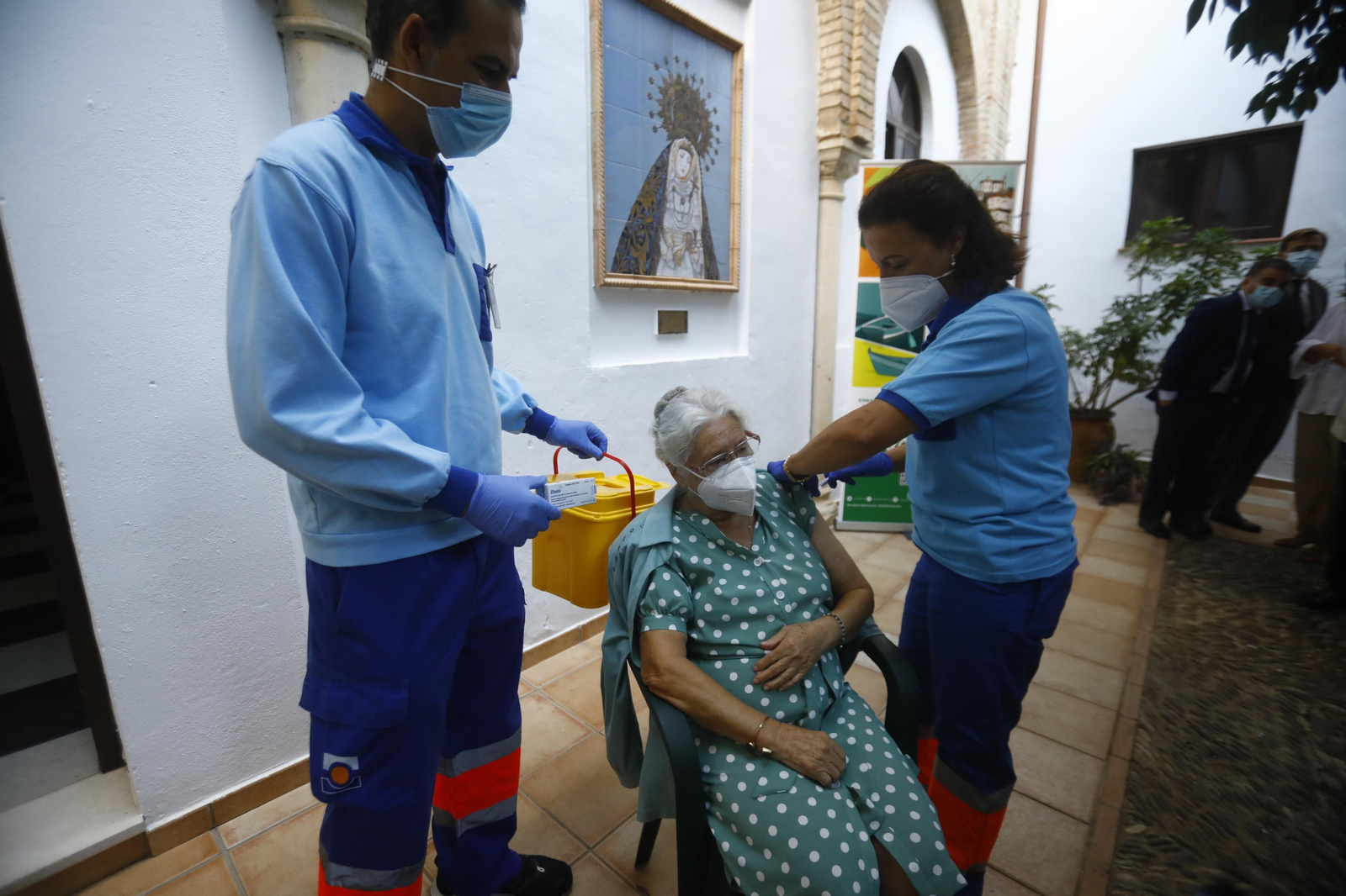 Manuela García recibe la vacuna de la gripe en Córdoba.