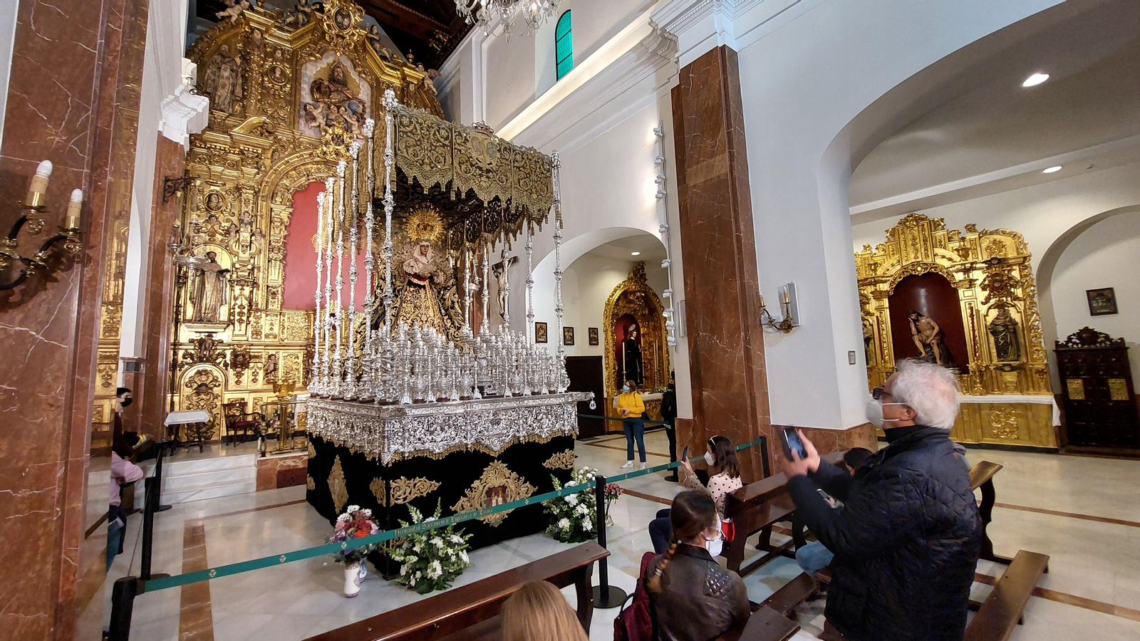 La Esperanza de Triana en su paso de palio, en imágenes