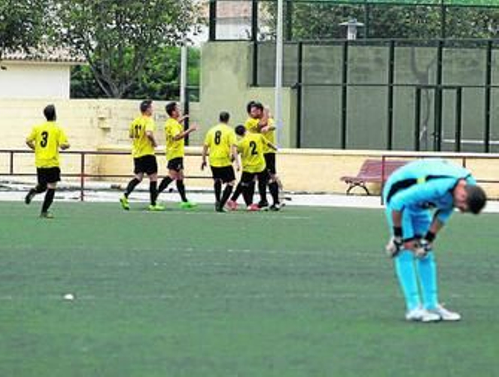 Jugadores mojaqueros celebrando un gol en el Rafael Andújar.