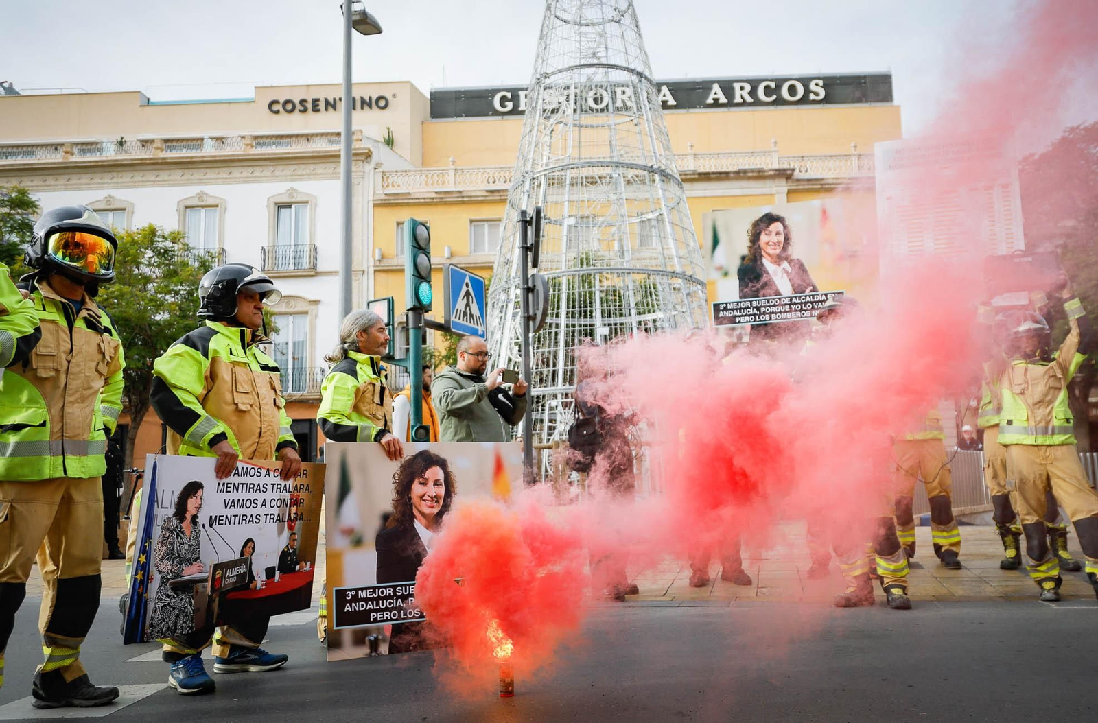 Imágenes de la manifestación de bomberos en Almería