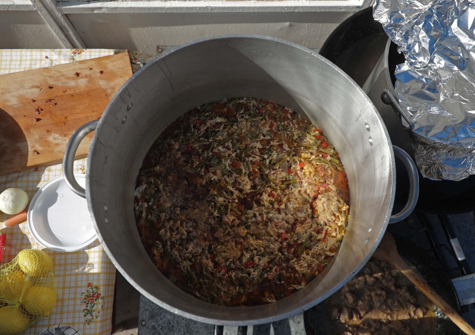 Búscate en las fotos de la Olla de San Isidro en Los Barrios .