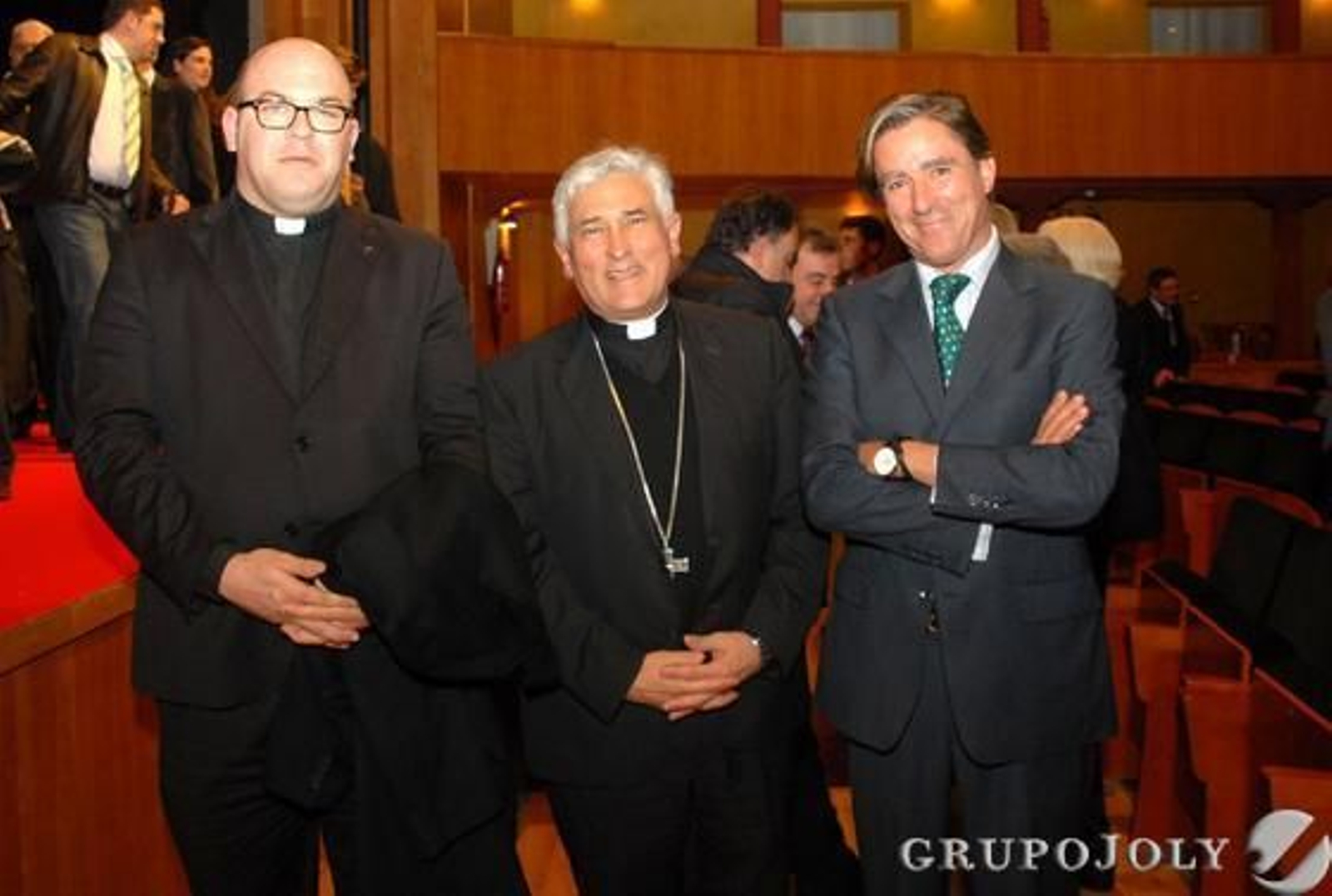 Alfonso Gutiérrez Estudillo, arcipreste de La Isla; el obispo Rafael Zornoza y Manuel Estrella, presidente de la Audiencia.

Foto: Rioja
