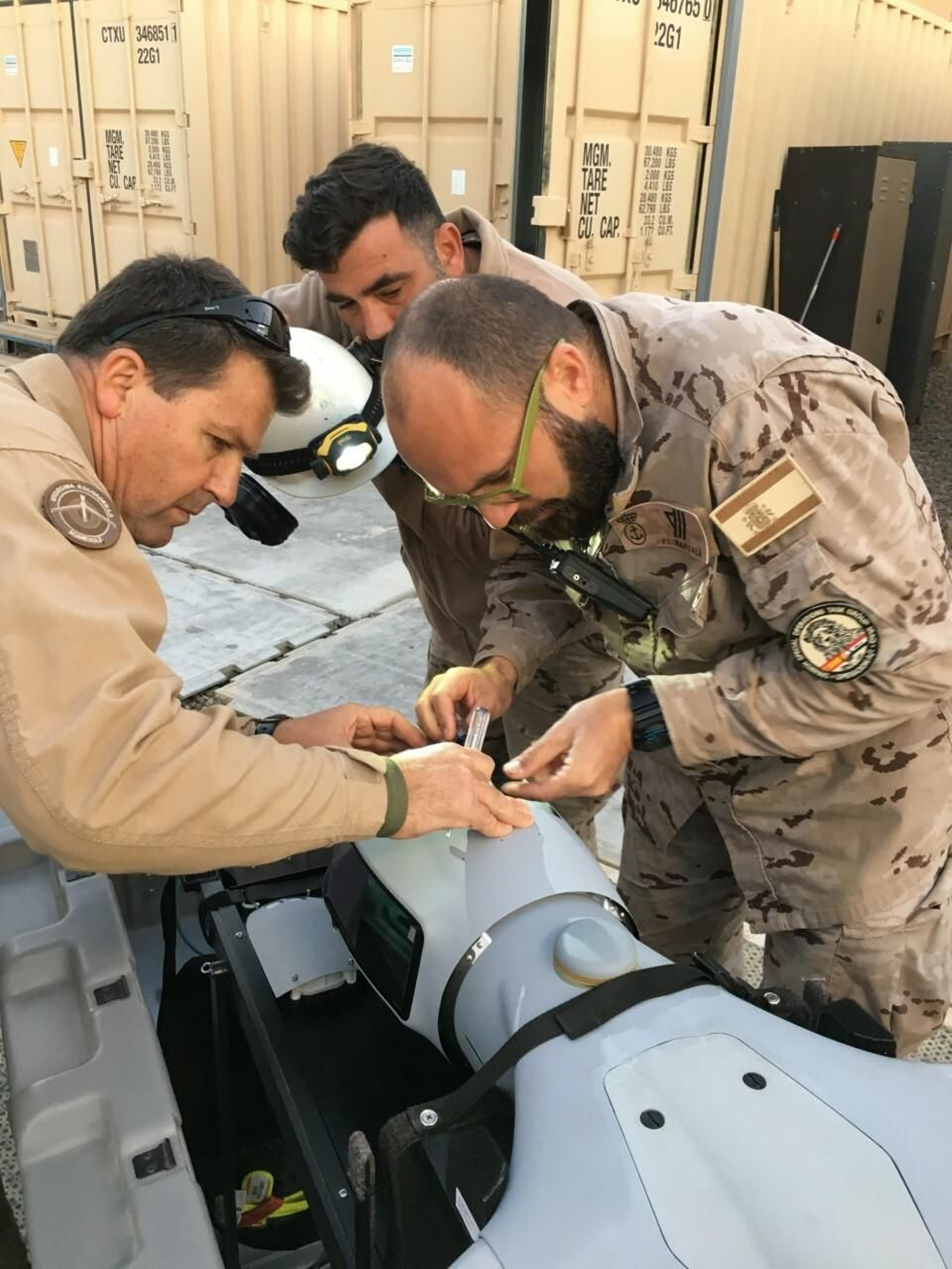 Trabajando con uno de los aviones no tripulados.