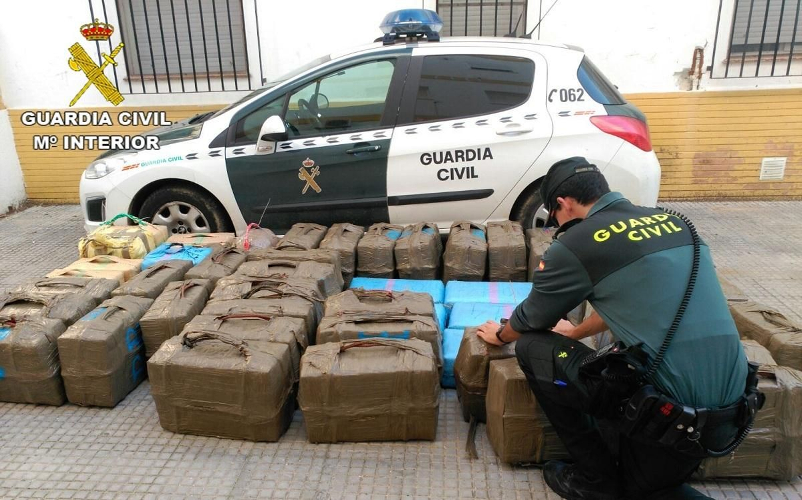 Imagen de archivo de un alijo incautado en Isla Cristina en 2015.