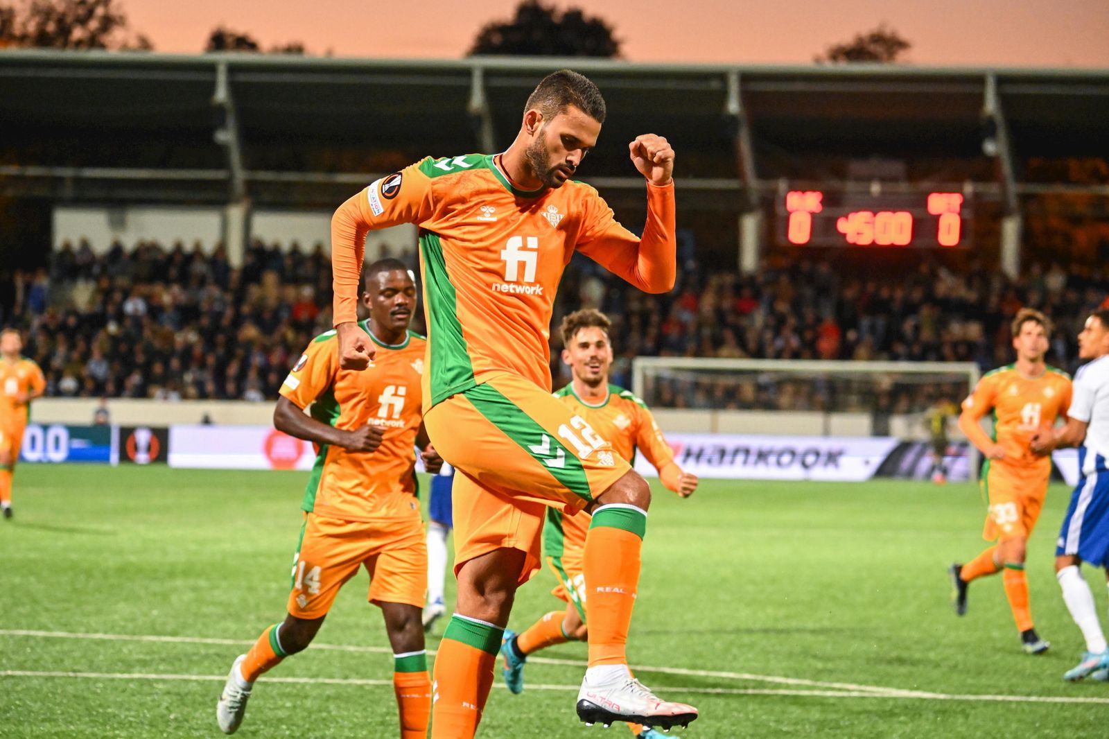 Willian José celebra el primero de los dos goles que le hizo al HJK Helsinki en la victoria verdiblanca en Finlandia.