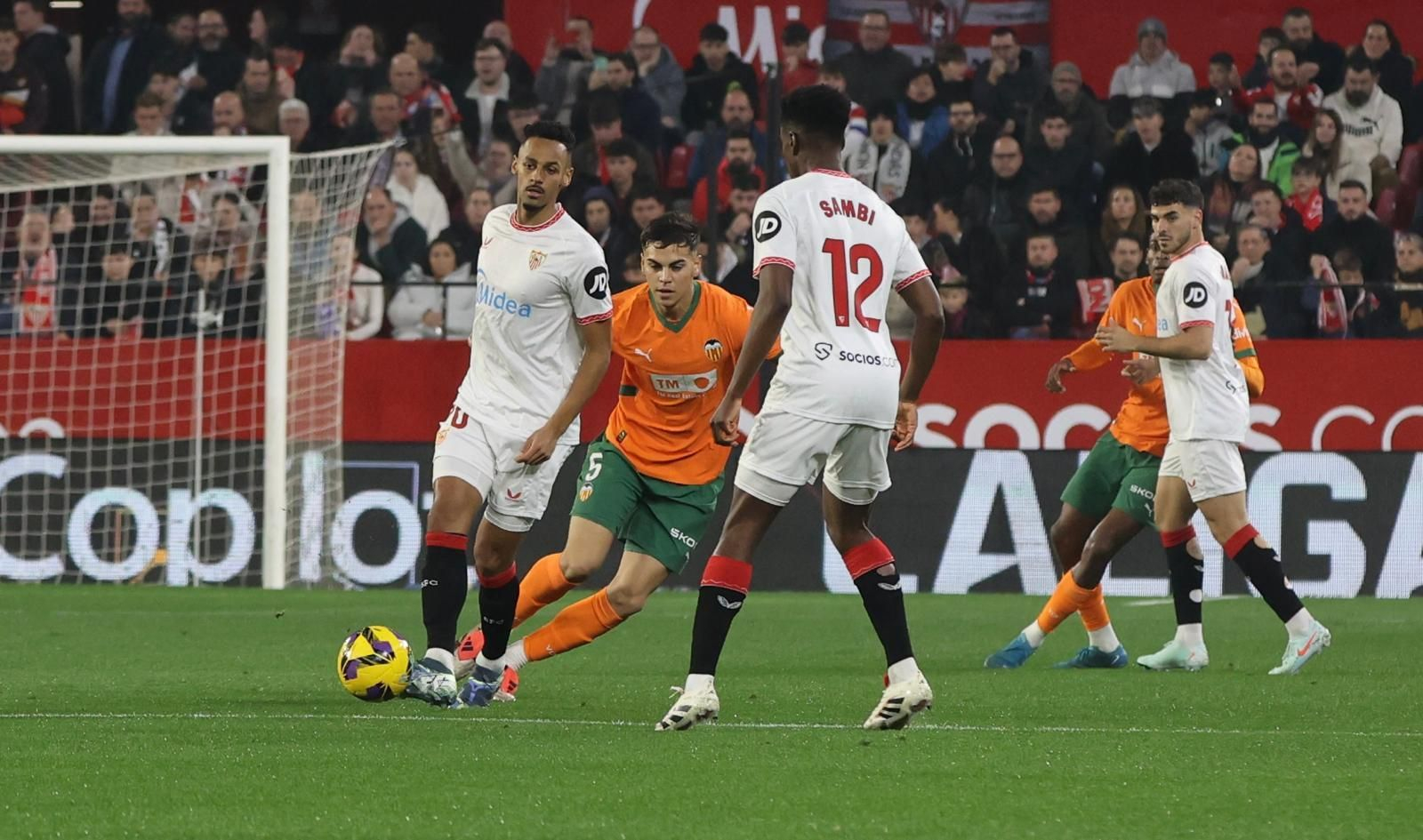 Sow tratando de imponerse en el centro del campo.