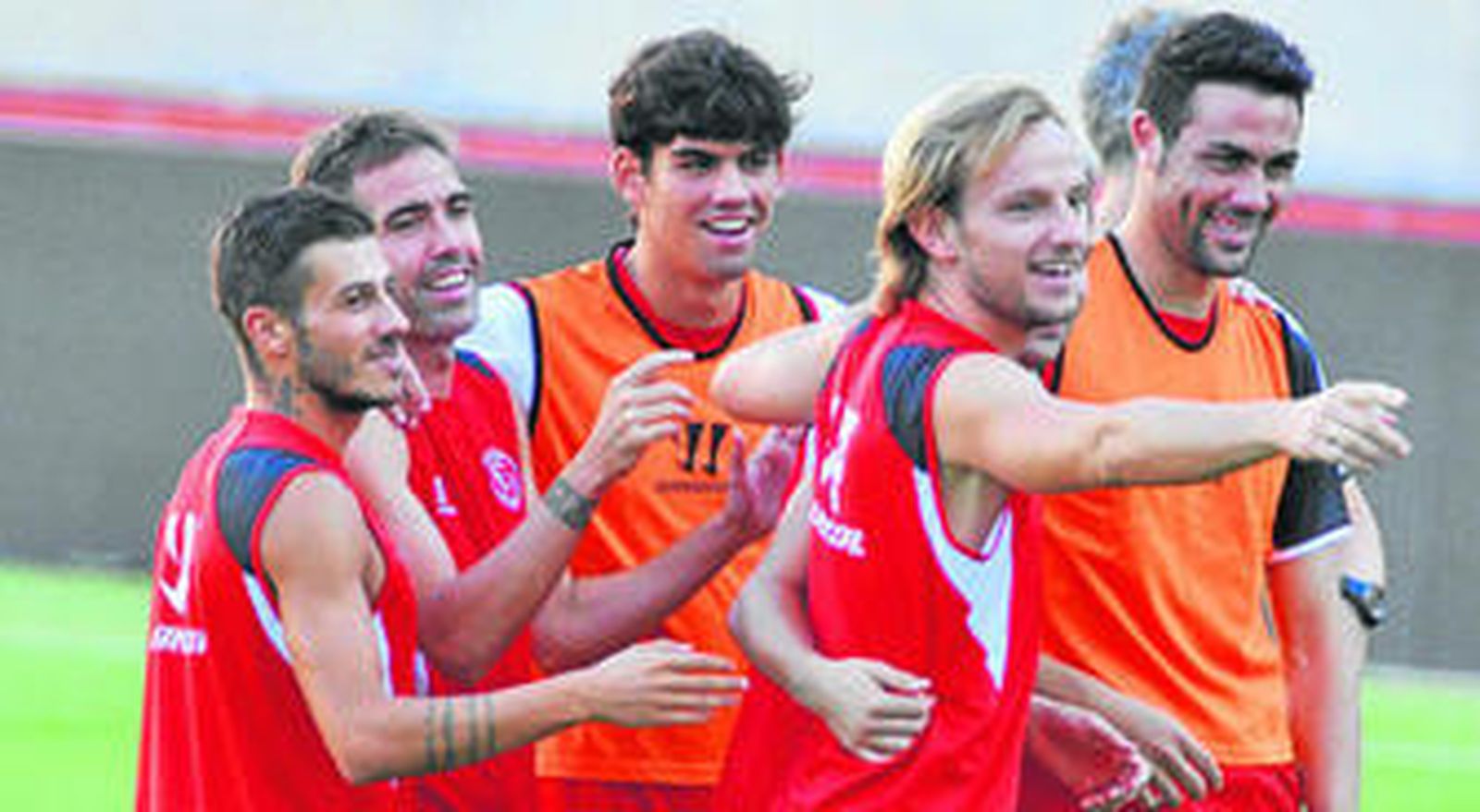 Figueiras, Fernando Navarro, Israel Puerto, Rakitic e Iborra bromean durante el entrenamiento previo al partido con el Málaga.