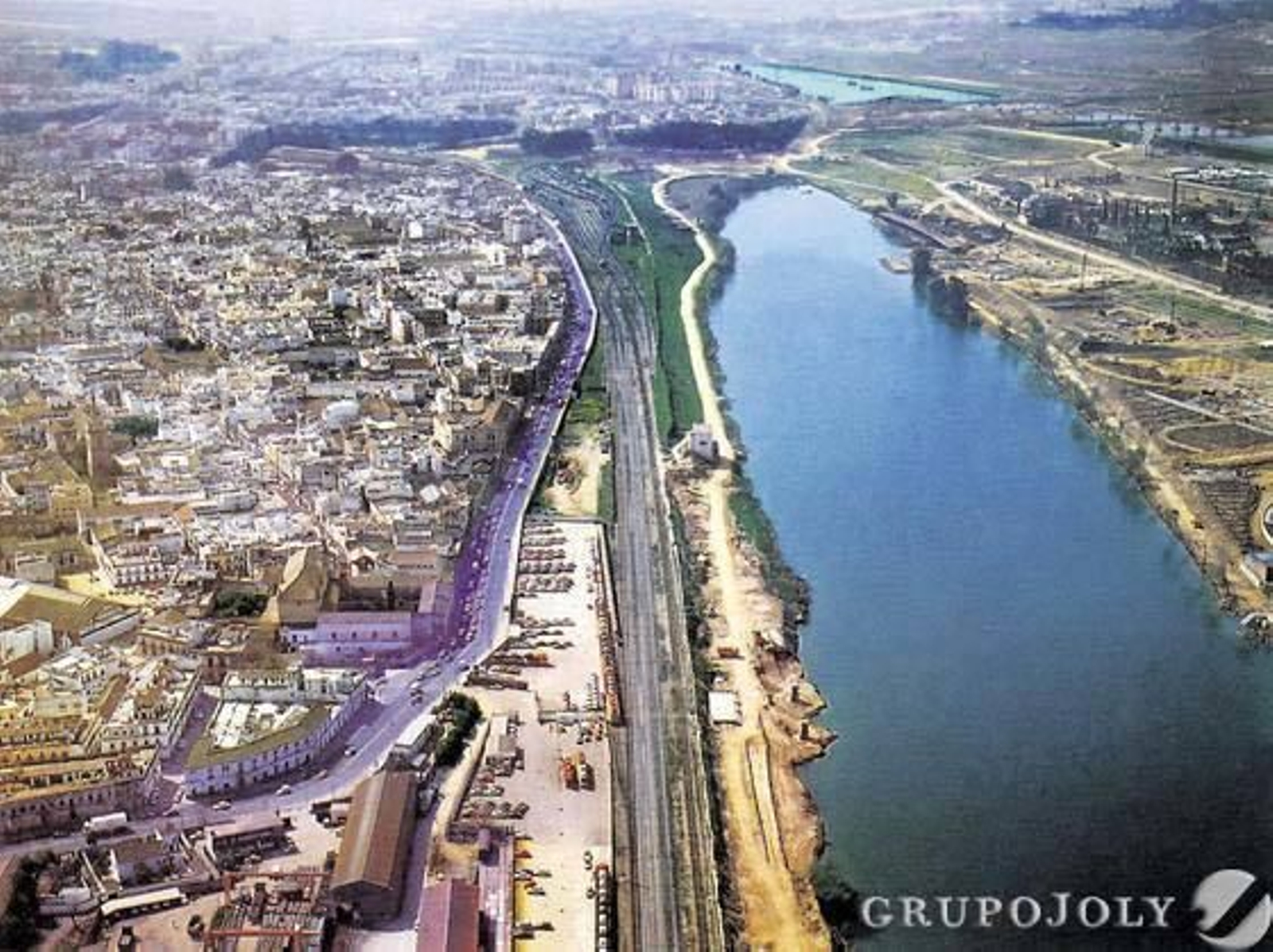 Vista aérea de la dársena y las antiguas vías de la calle Torneo durante las obras de la Expo.