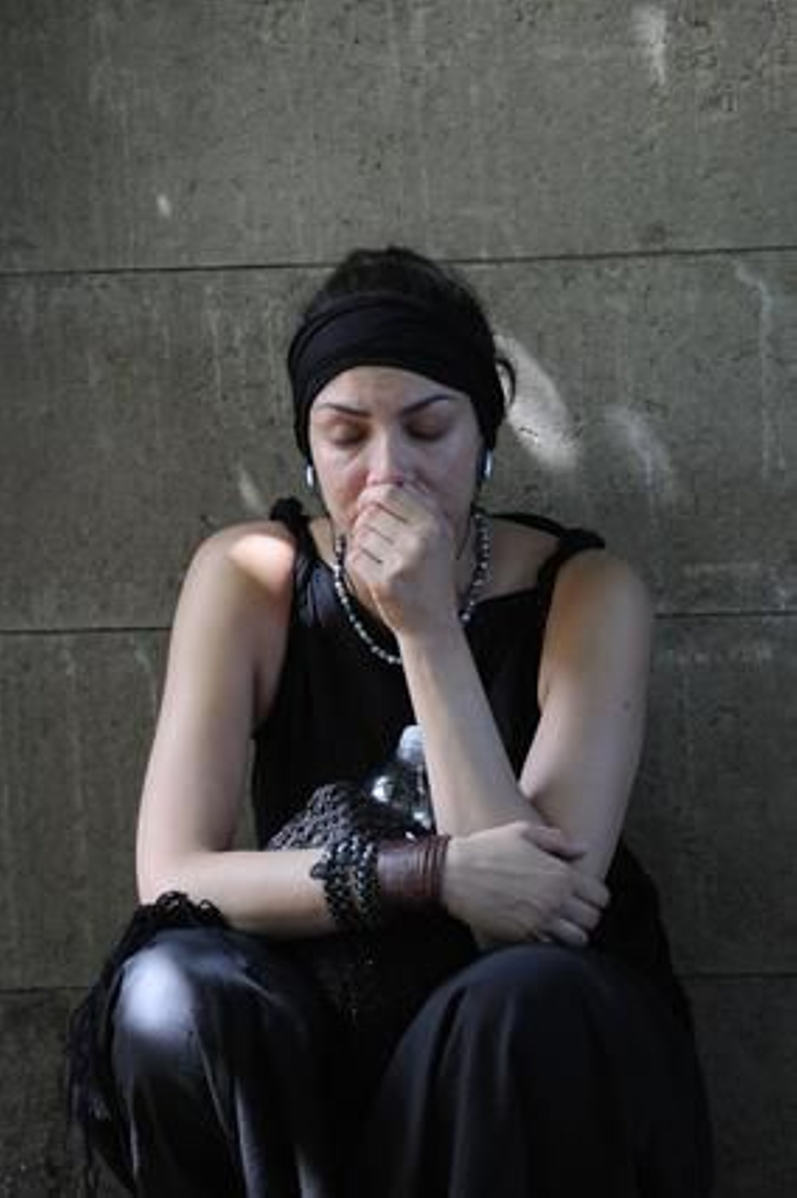 Numerosos fans y conocidos de la artistas, se han desplazado hasta su domicilio para mostrar su dolor. 

Foto: AFP