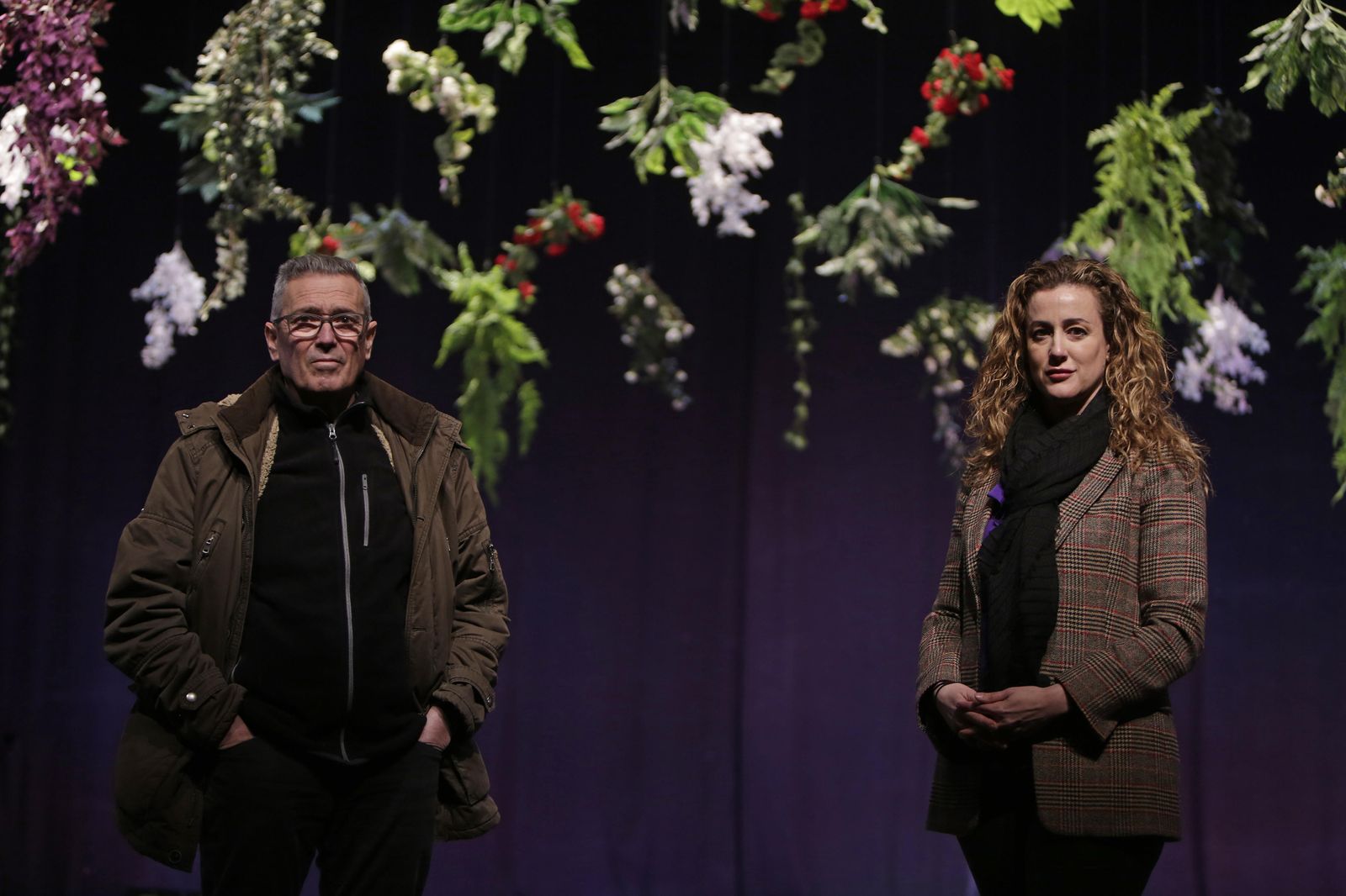 Antonio Castro, director del Centro, y la delegada de Cultura, Raquel Vega, en el jardín de La Piñona.