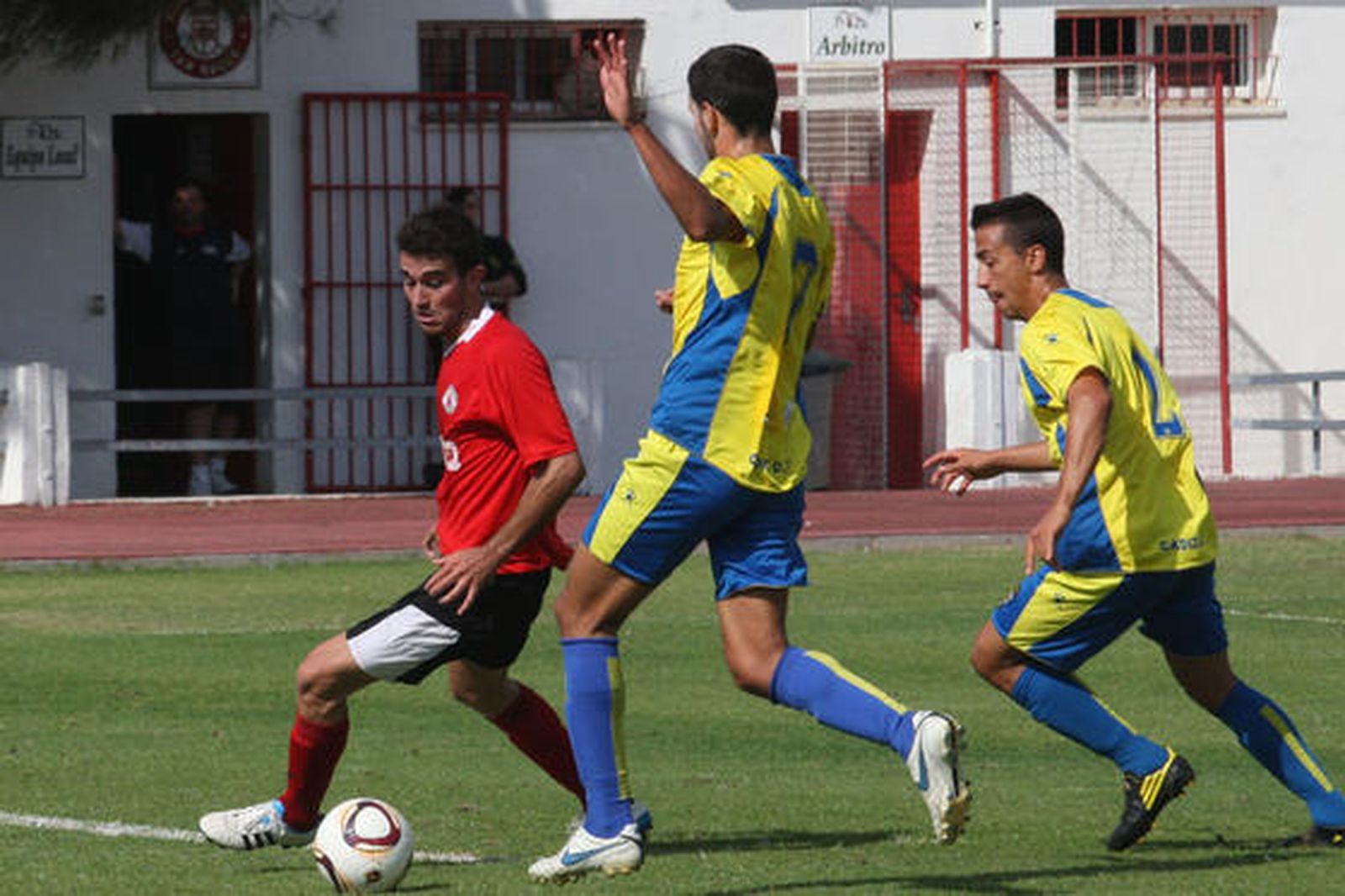 Tras la victoria en el partido 2-0, el San Roque consigue situarse en la zona cálida de la clasificación  

Foto: Paco Guerrero