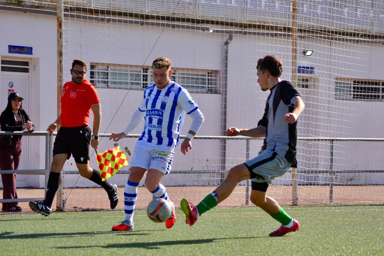 Juanjo intenta irse de un futbolista del Puerto Real.