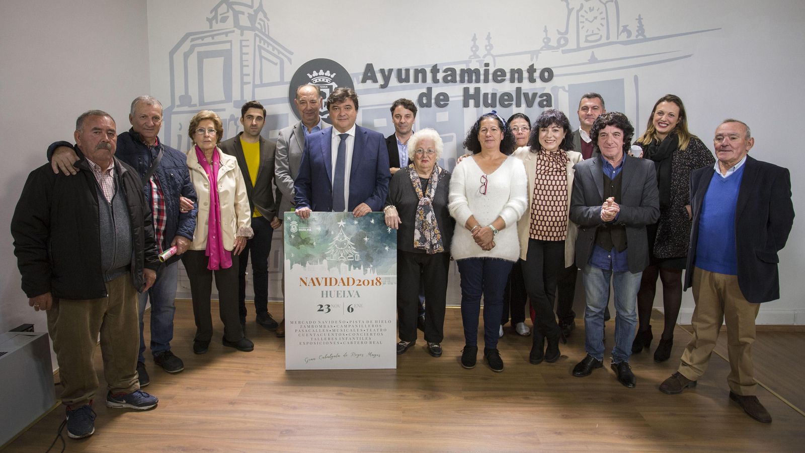 El alcalde de Huelva, Gabriel Cruz, junto a concejales y algunos colaboradores de la programación navideña