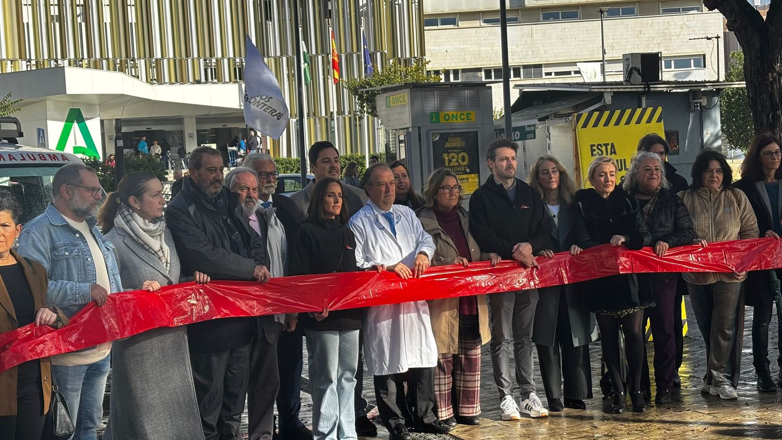 La presentación de la ambulancia en el Hospital Virgen Macarena
