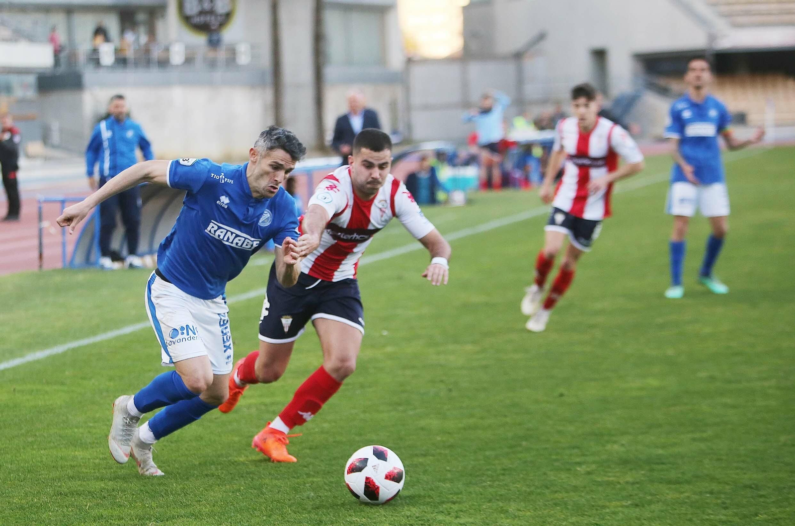 Juan Gómez y el algecirista Pipo pugnan por el balón en Chapín.