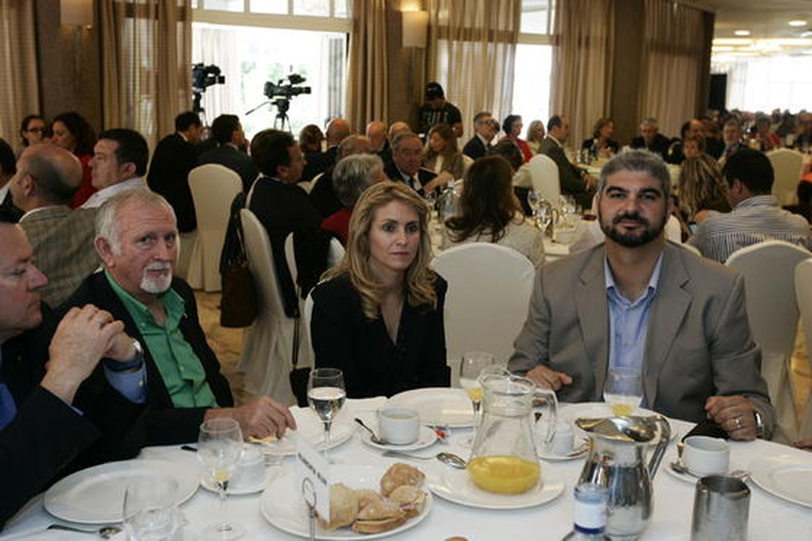 Antonio López Úbeda de la Comunidad de Regnates, Emilia Álvarez y David Cuesta de Multidial

Foto: Javier Alonso / Rafael G.