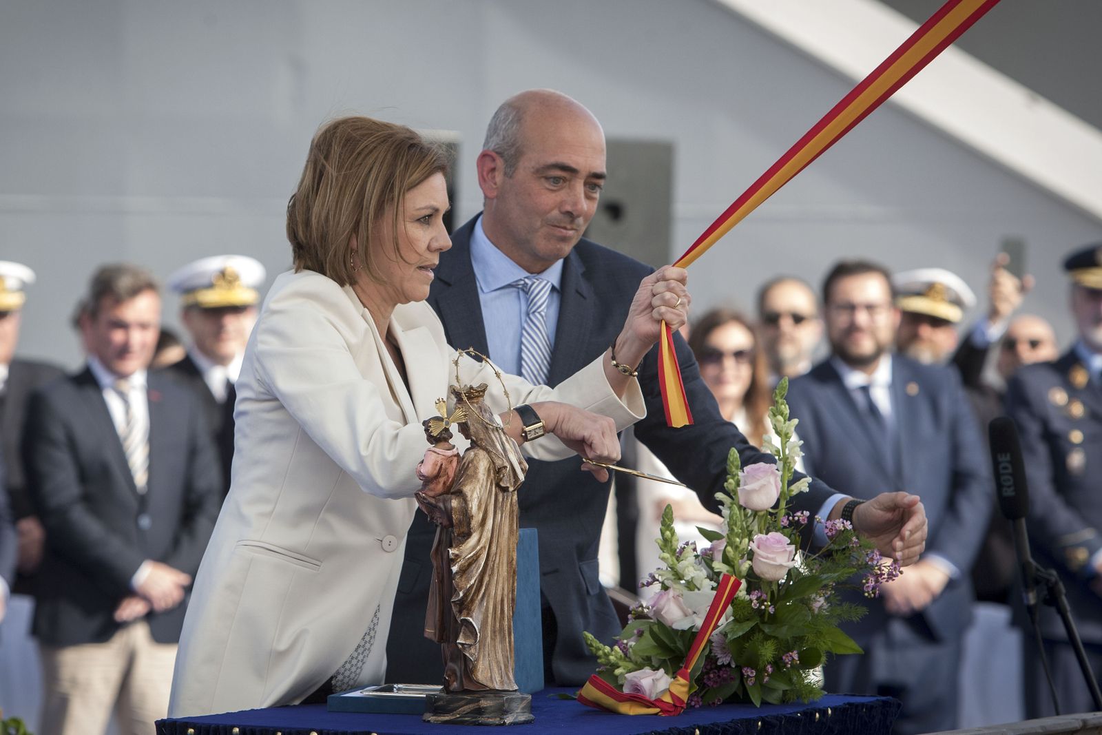 María Dolores de Cospedal, junto al director de Navantia en la Bahía, en el momento del corte de la cita para proceder al 'bautizo' del BAM 'Audaz'.
