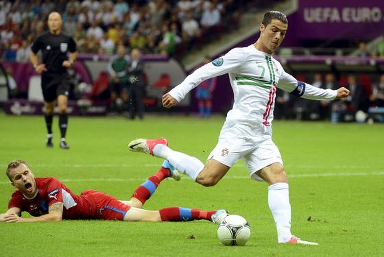Un gol de Cristiano Ronaldo pone a Portugal en las semifinales de la Eurocopa.

Foto: EFE