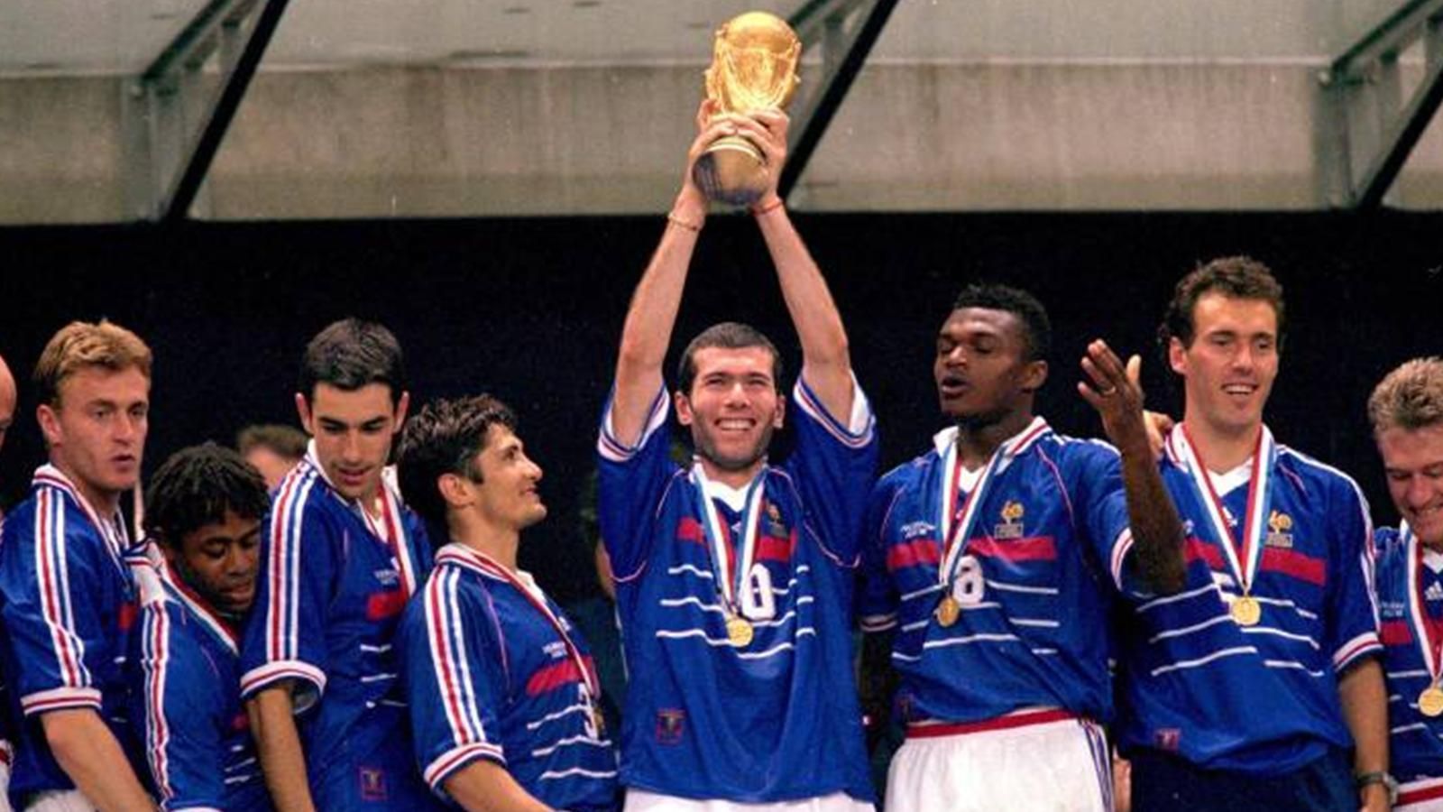 Zidane, entre Lizarazu y Desailly,