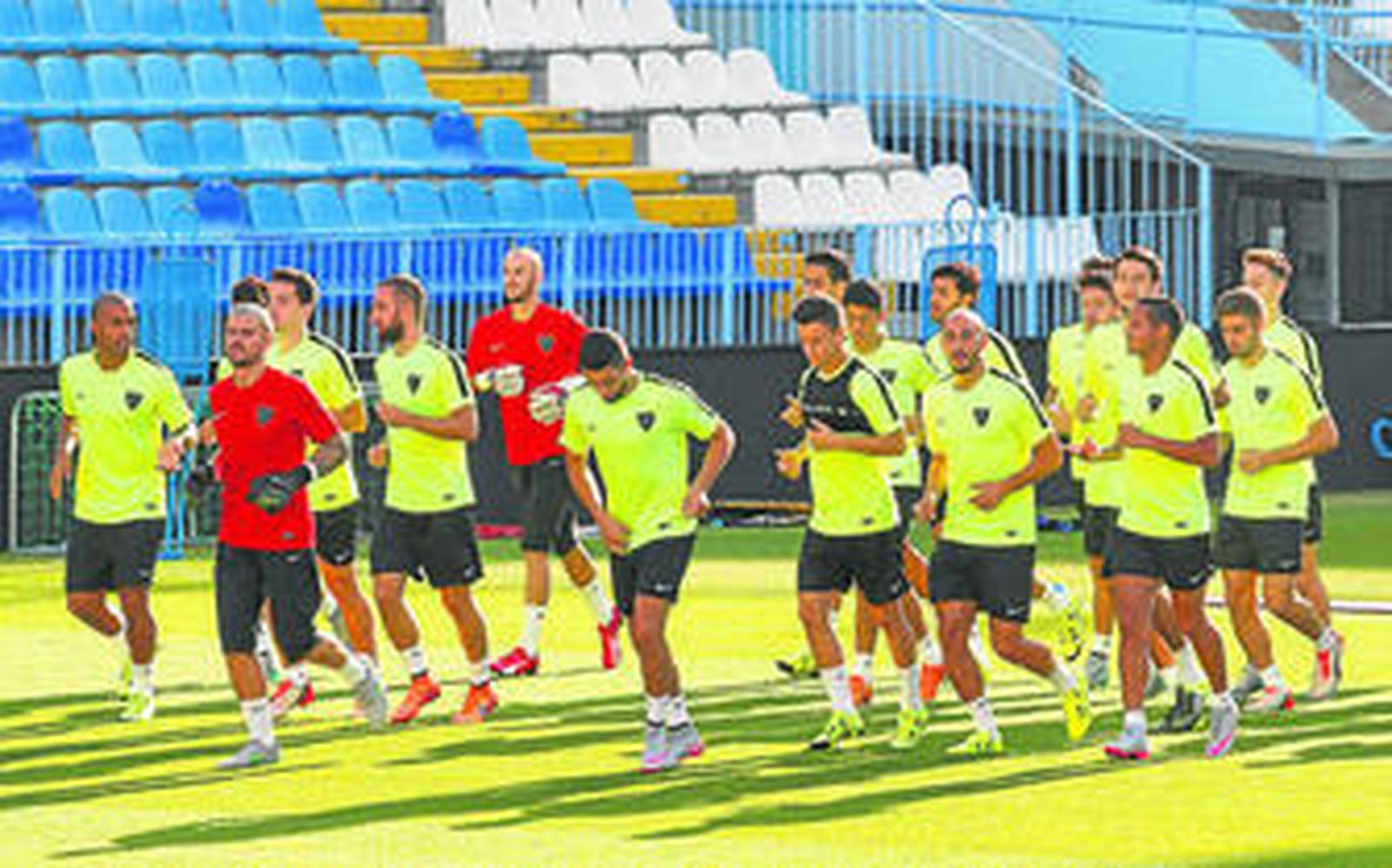 La plantilla del Mçalaga durante un entrenamiento en La Rosaleda.