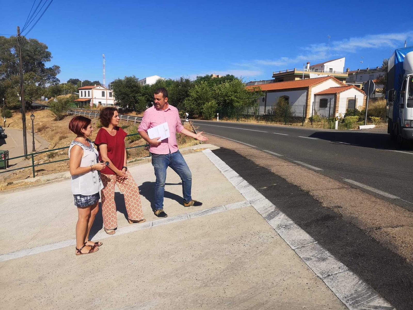 La parlamentaria andaluza Susana Rivas y el alcalde de El Campillo, Juan Carlos Jiménez en una de las carreteras de la localidad.