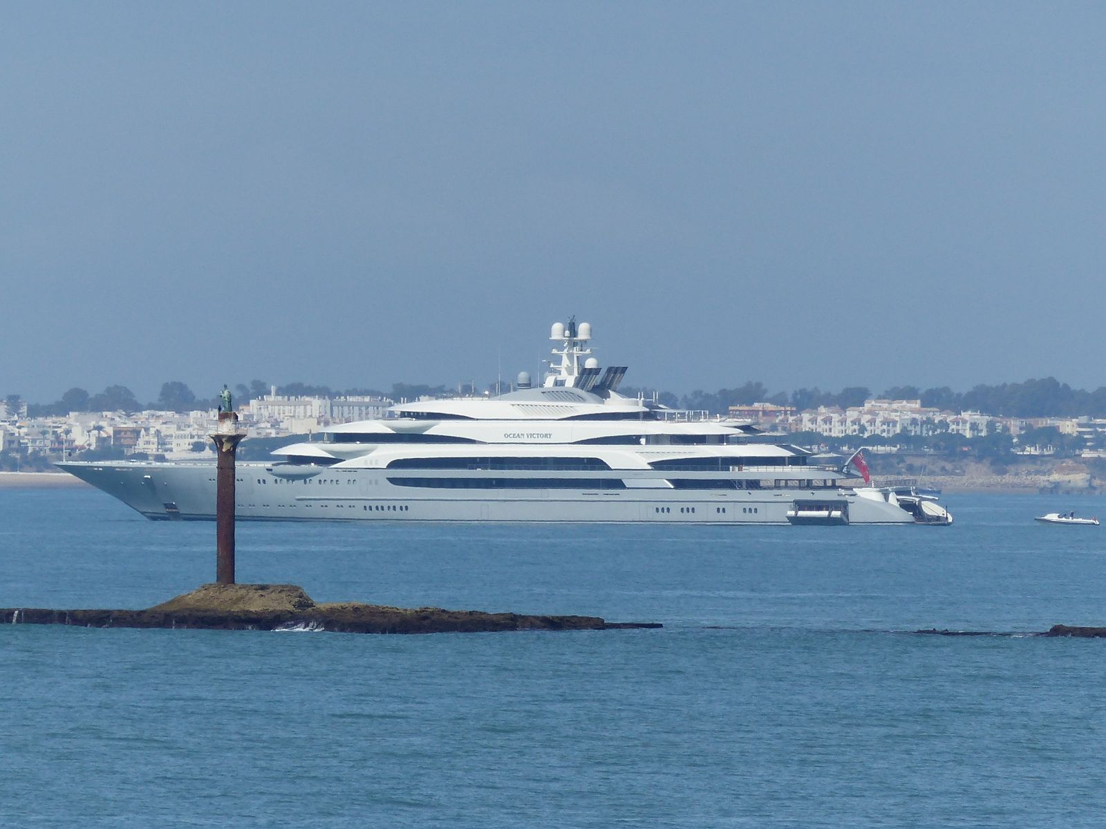 El yate 'Ocean Victory', junto al Faro de las Puercas.