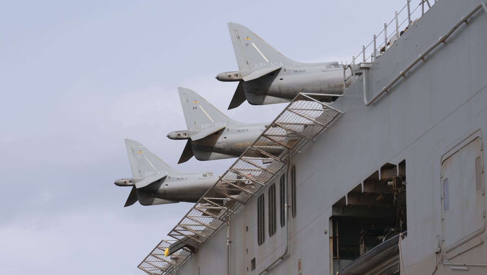 Fotogalería de la visita al portaaviones Juan Carlos I. Puerto de Almería.