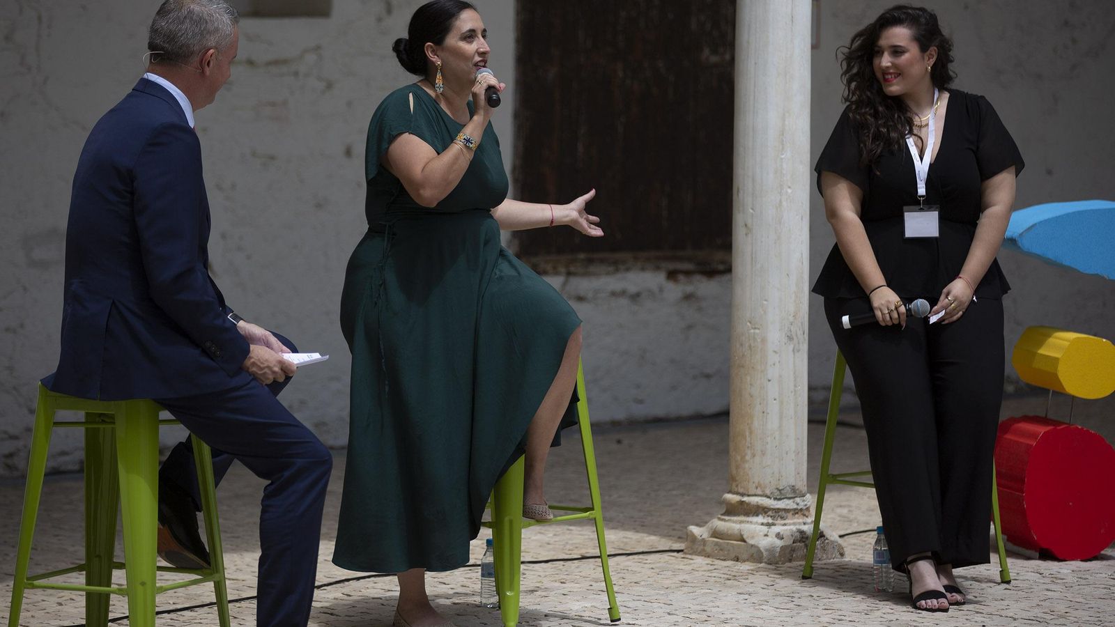 Yasmina González, de Flamencura Ordoñez, y Fernanda Martínez, de Fina Estampa Complementos, compartiendo su testimonio como emprendedoras en moda flamenca.