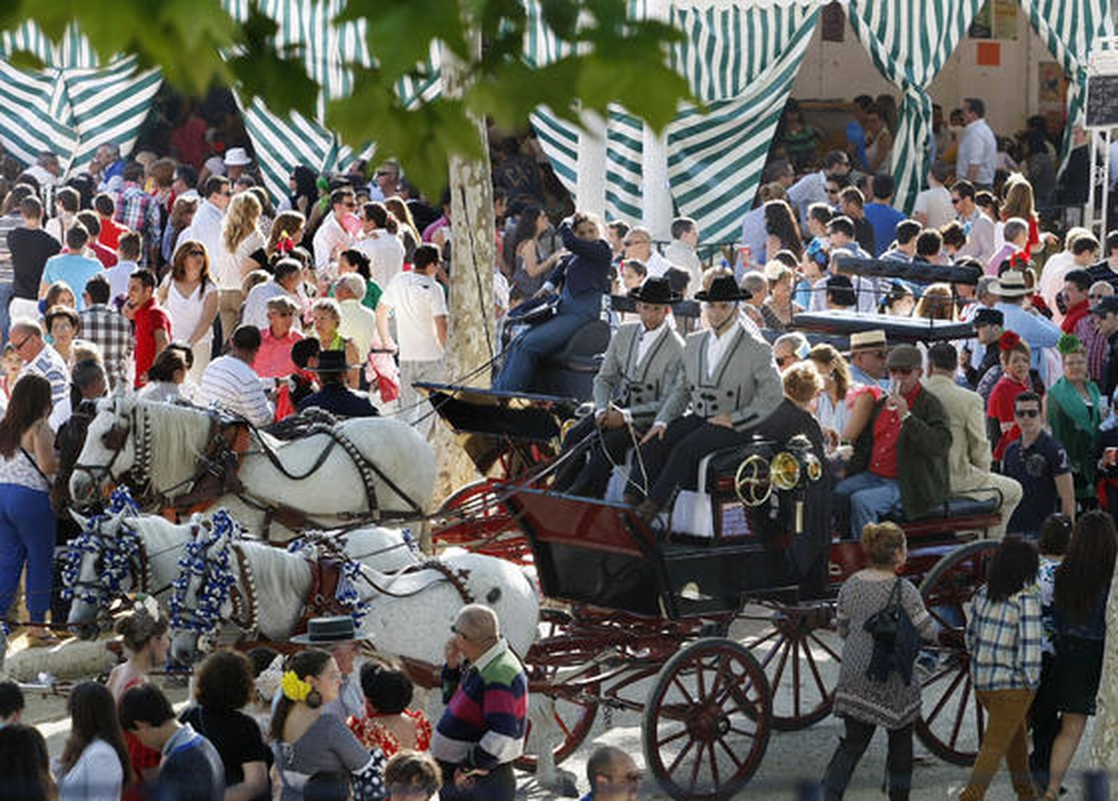 La Feria de Primavera, abarrotada a primera hora de la tarde de ayer.

Foto: Fito Carreto