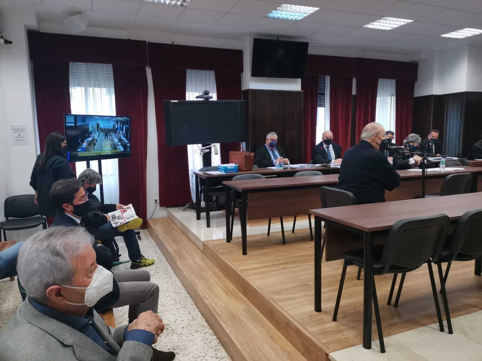 El alcalde de El Ejido, Francisco Góngora, escucha a su antecesor en el cargo, Juan Enciso, declarar como testigo de cargo en la vista oral.