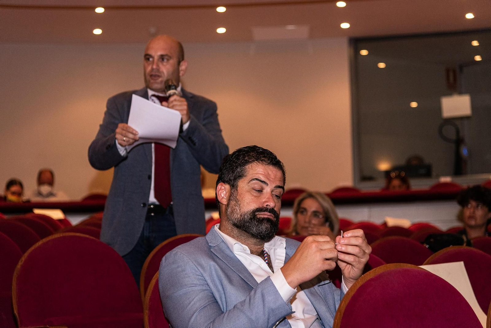 El nuevo alcalde de Cartaya interviene en el pleno mientras Barroso se mira las manos.