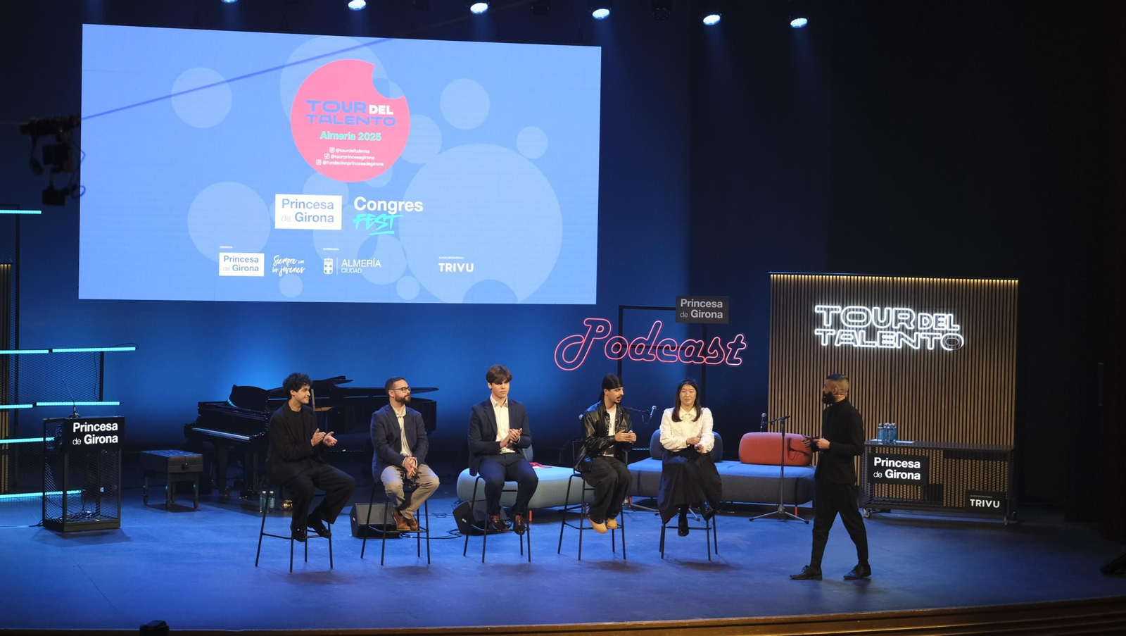 Imágenes de la Reina Letizia en el Tour del Talento en Almería