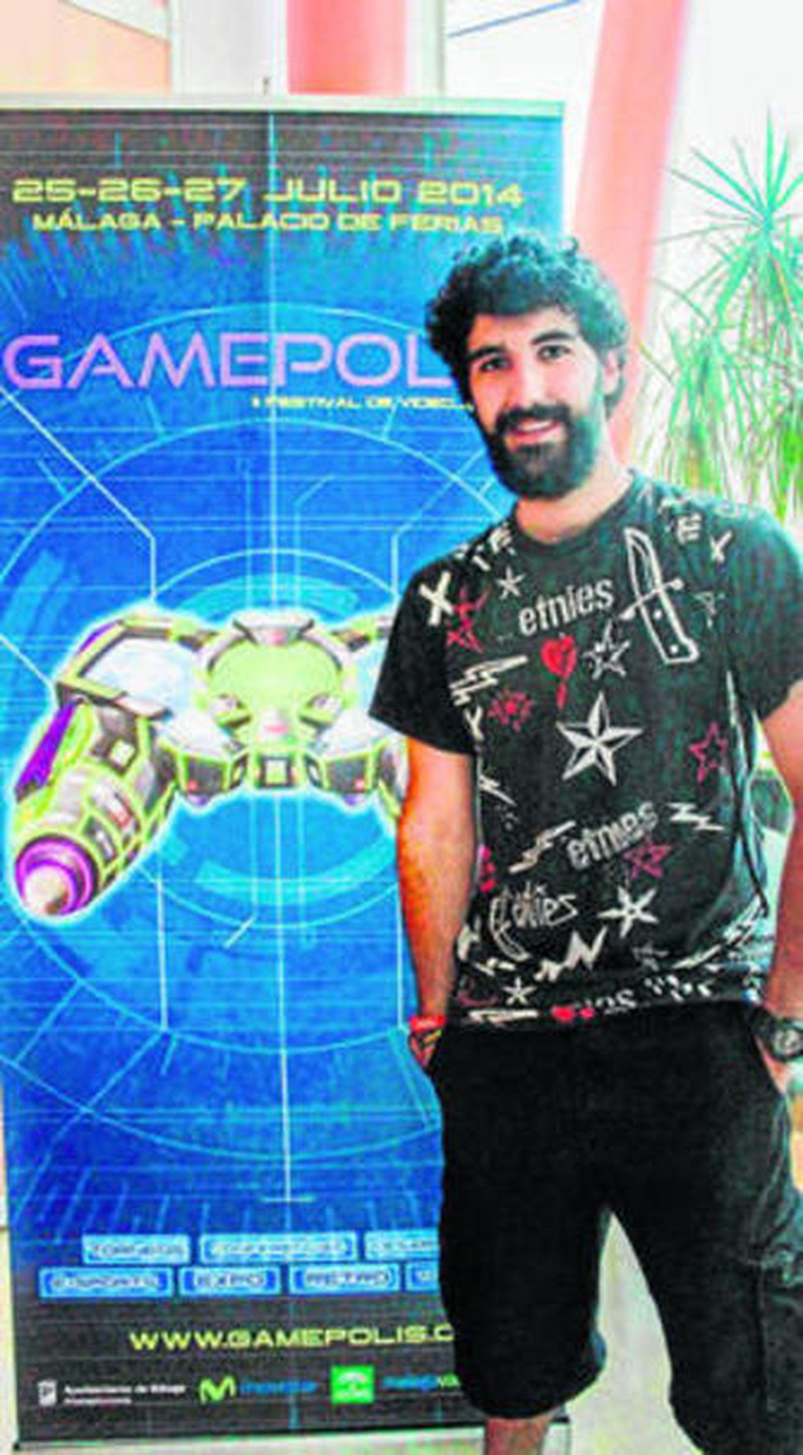 Abraham frente al cartel del festival Gamepolis, el sábado.