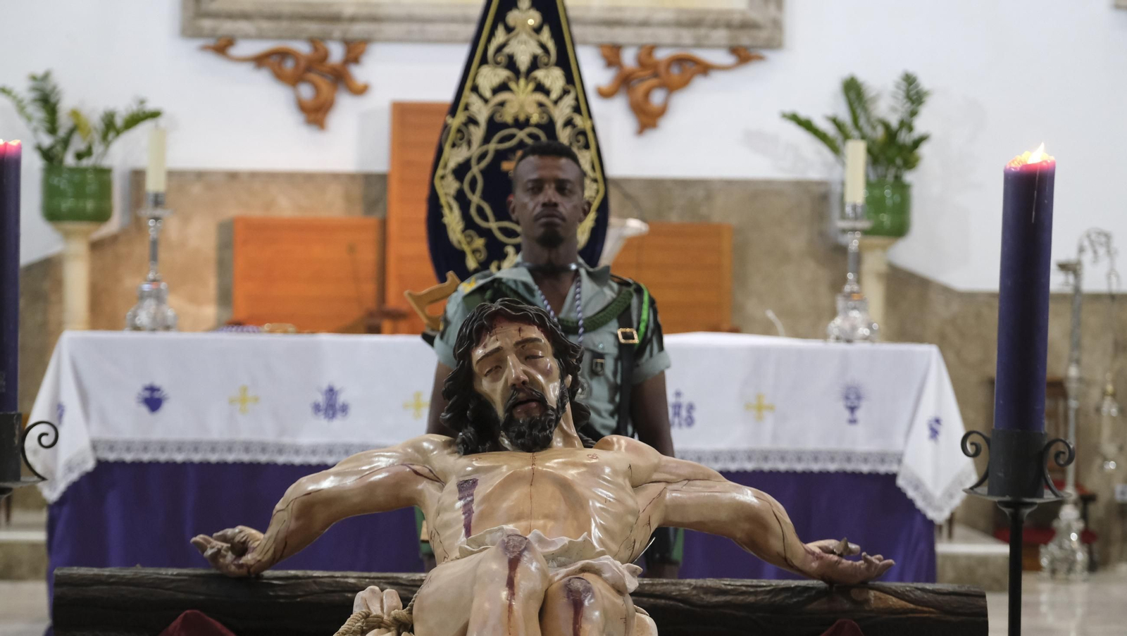 La Legión custodia el Cristo de la Buena Muerte en la Semana Santa de El Parador 2025