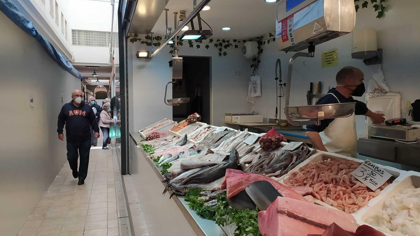 Uno de los puestos de pescadería más cercanos a la zona en obras.
