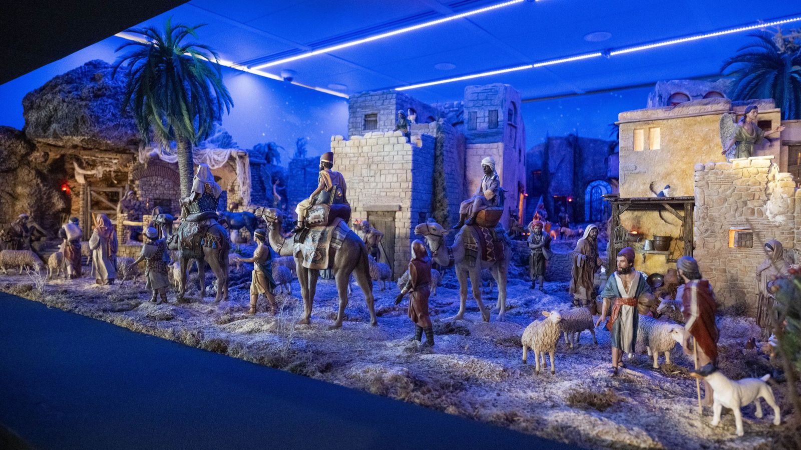 Servicios Centrales de Caja Rural Granada alberga su tradicional Belén monumental completamente renovado.