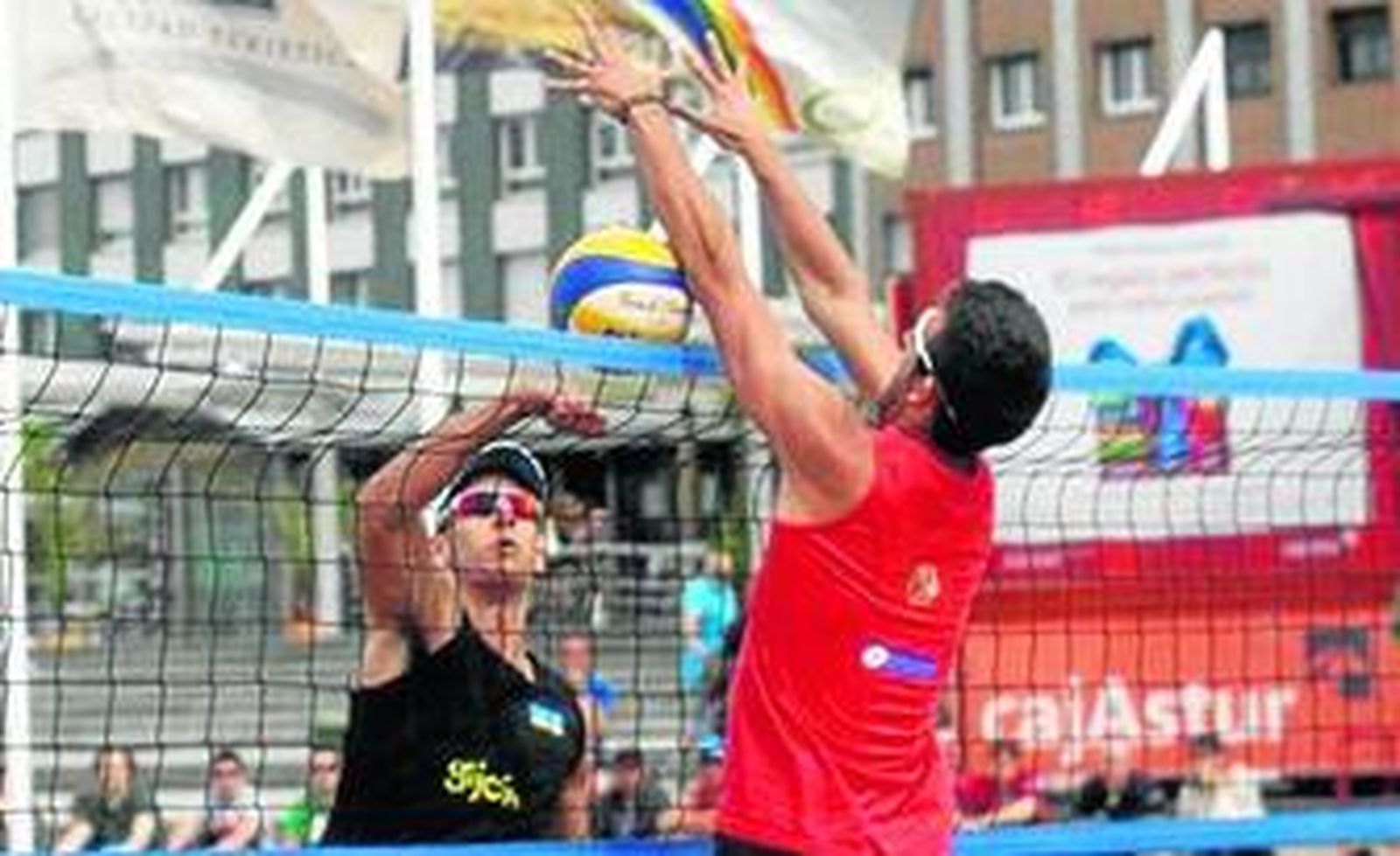 Germán López bloquea el balón de un rival en uno de los partidos disputados esta temporada.