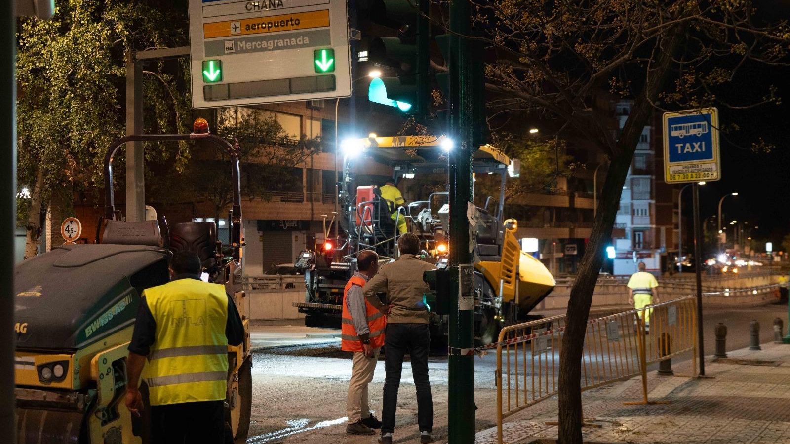 Obreros y maquinaria pesada trabajan en el Plan Asfáltico 2025 de Granada