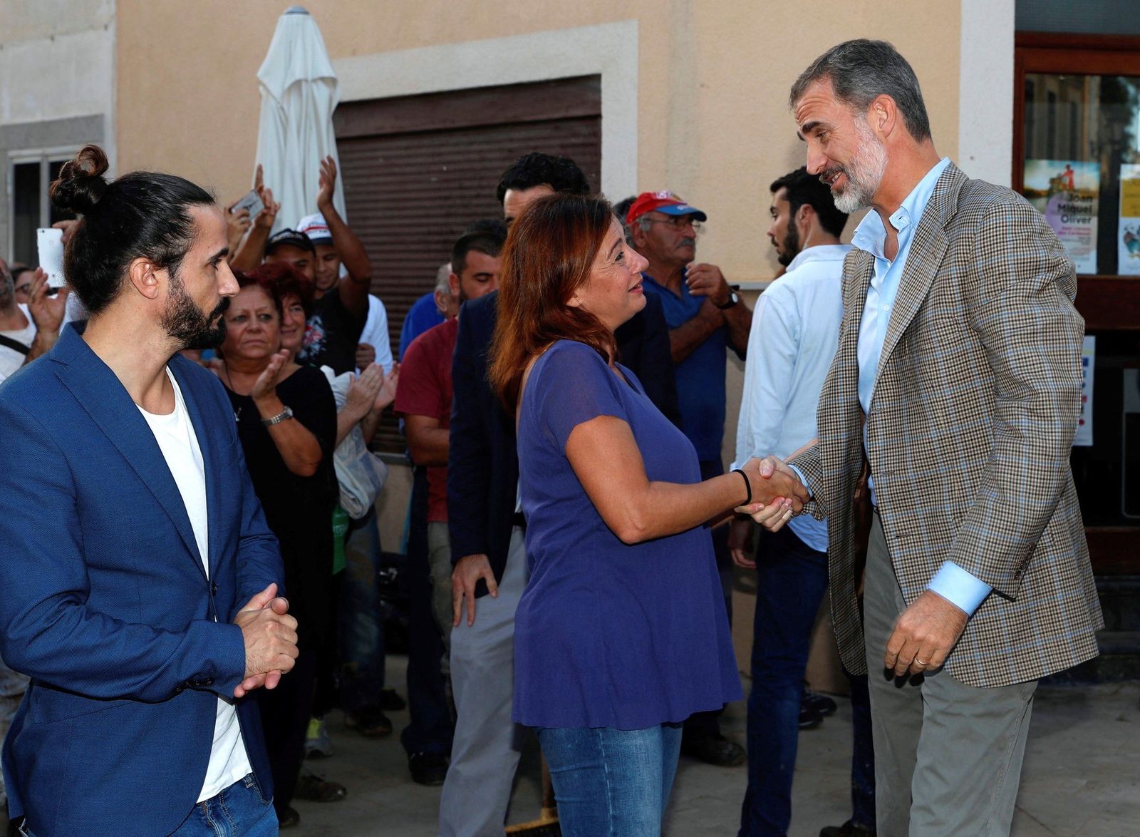 Los Reyes visitan a los afectados por las inundaciones en Mallorca.