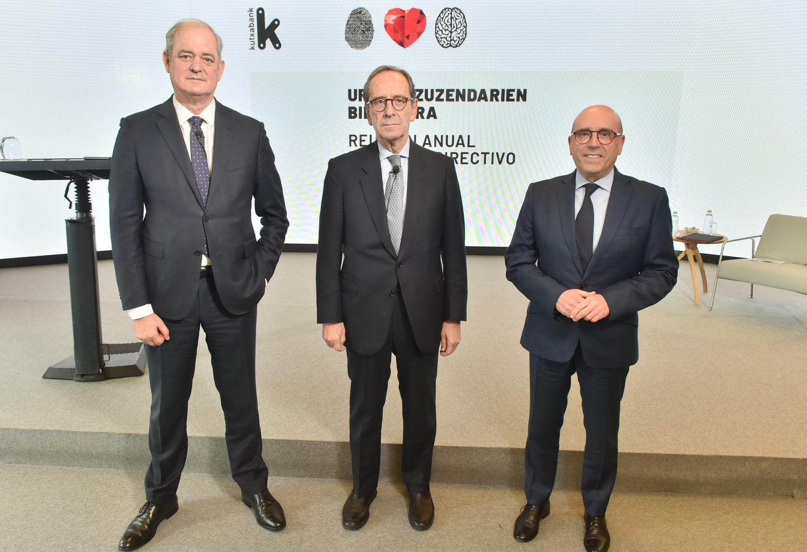 El presidente del Grupo KutxabanK,  Gregorio Villalabeitia; el presidente de Cajasur, Javier García Lurueña, y el consejero delegado de Cajasur, Joseba Barrena.