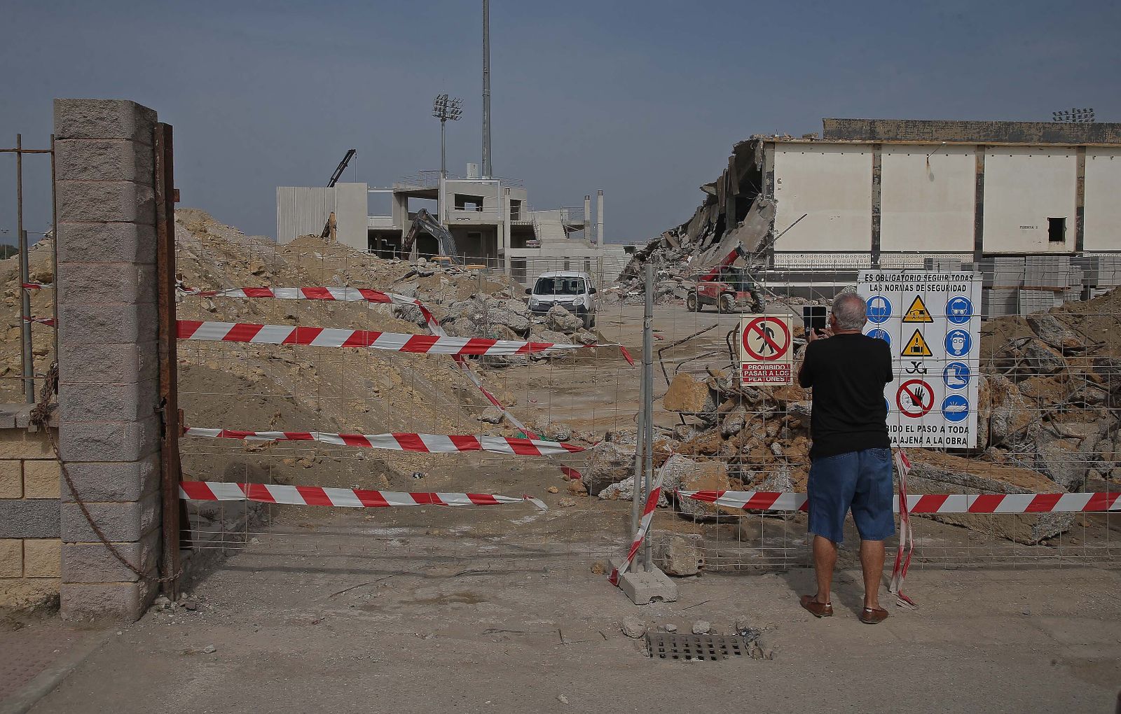 El derribo de la preferencia del estadio municipal de La Línea, en imágenes