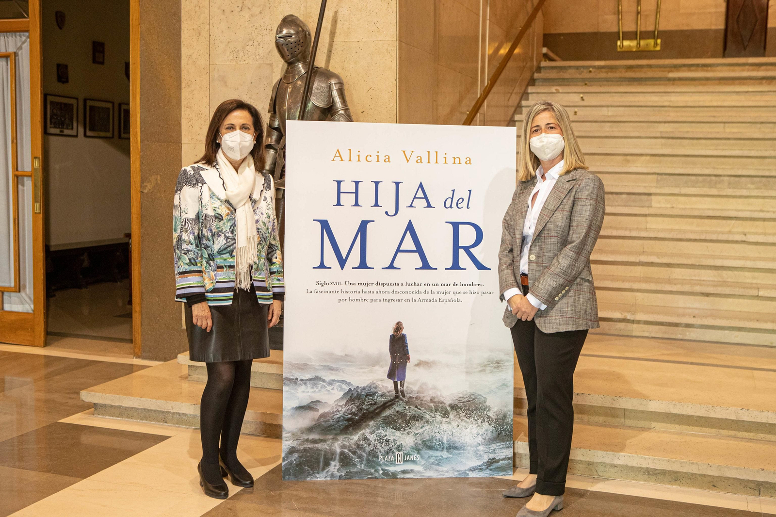 Alicia Vallina con la ministra de Defensa durante la presentación del libro en Madrid.
