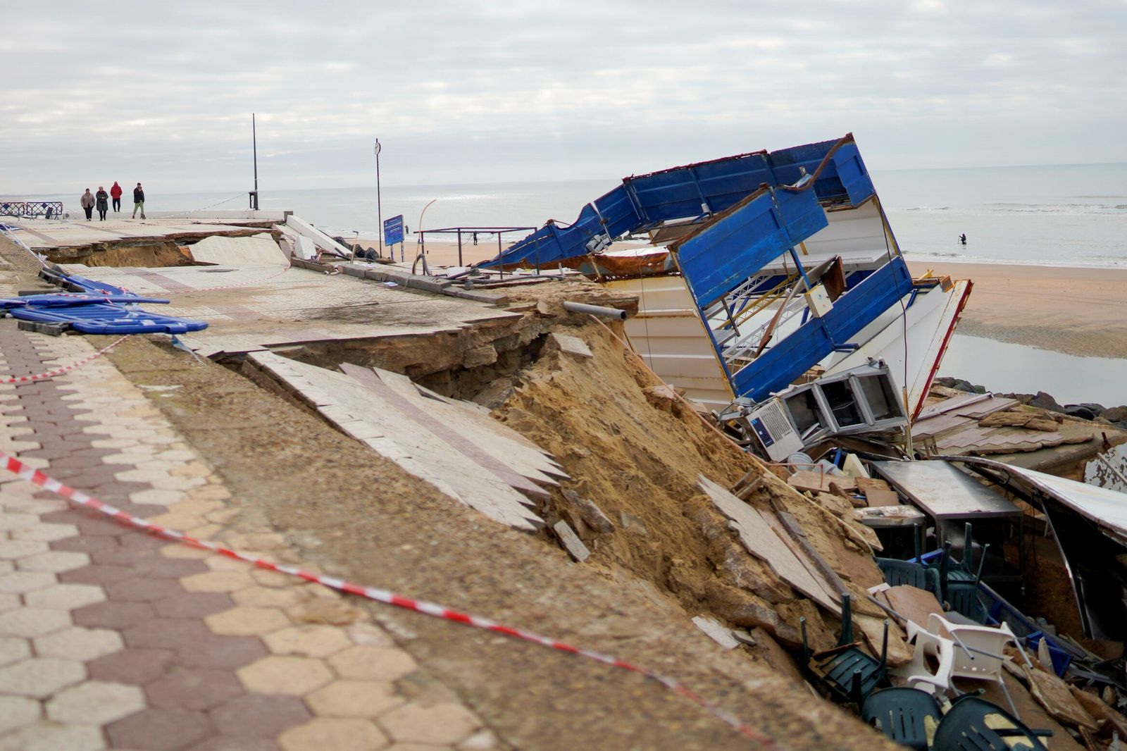 Los destrozos causados por el último temporal a la playa y al paseo marítimo de Matalascañas