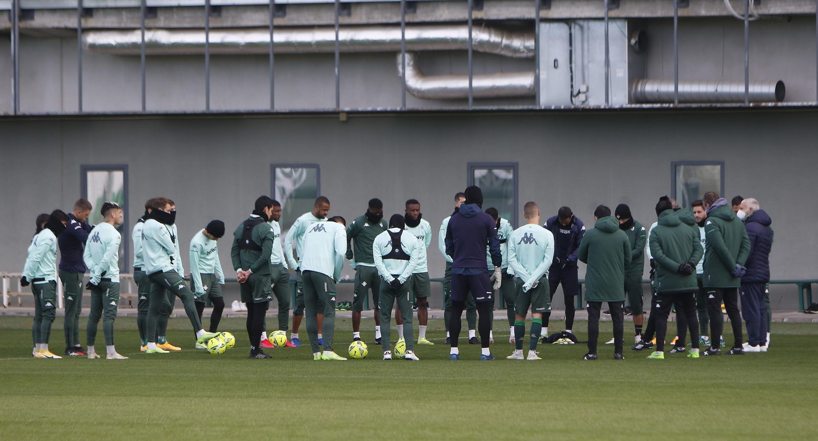 Pellegrini charla con sus jugadores en un entrenamiento.