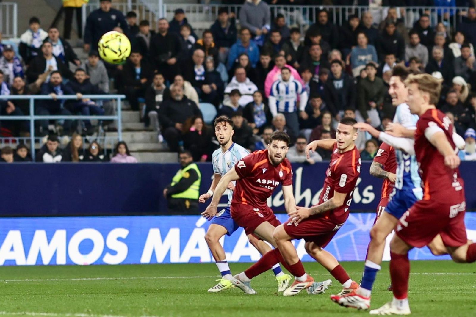 El golazo de David Larrubia que hizo estallar a La Rosaleda, foto a foto